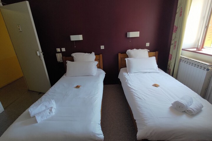 Room 9 of 12