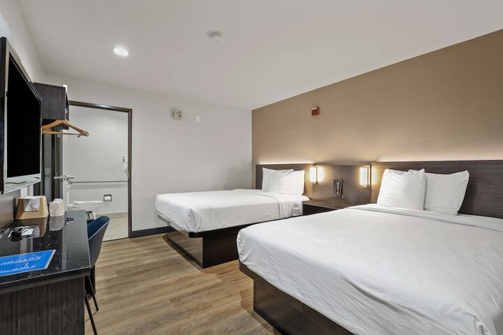 Double Accessible King Size Bed (2 of 10)