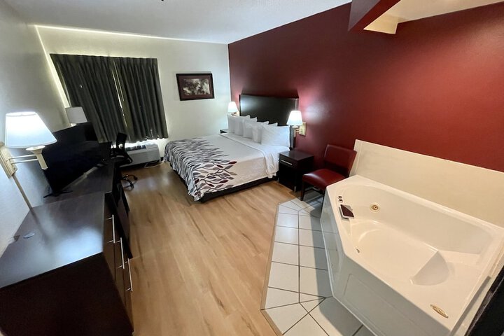 Deluxe King Bed Accessible (2 of 5)