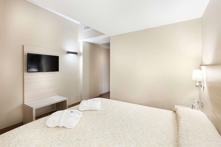 Room 10 of 64