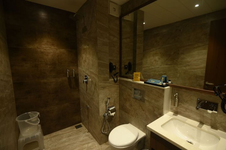 Room 4 of 25