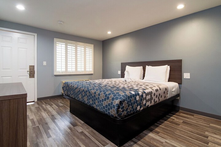 Room 9 of 20