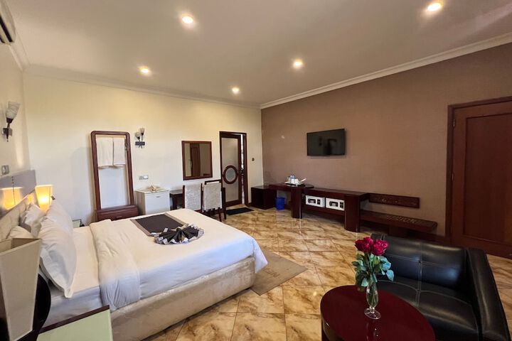 Room 13 of 37