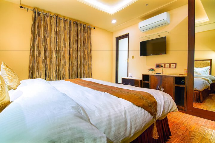 Room 10 of 32