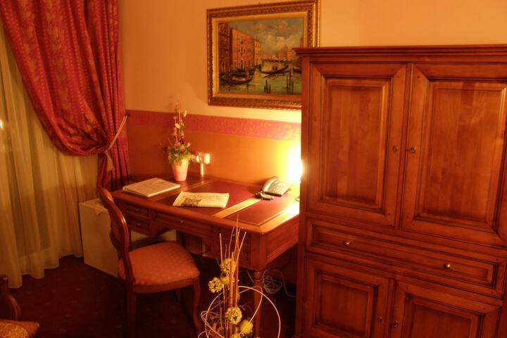 Room 32 of 84