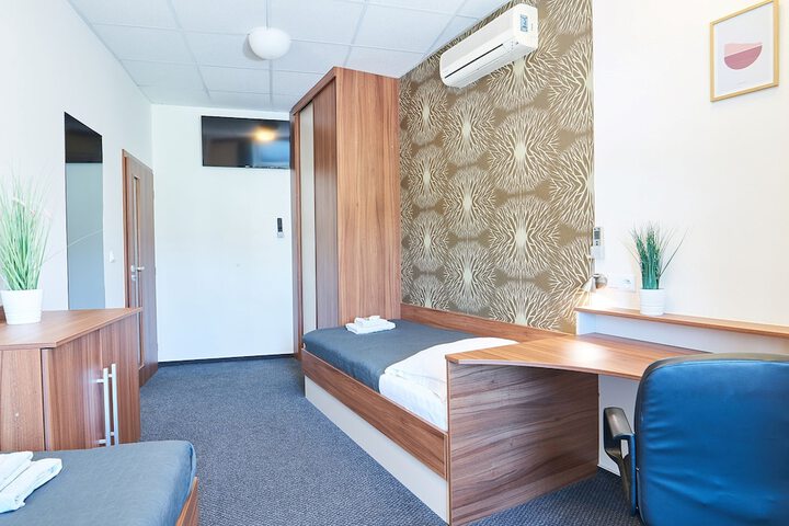 Room 32 of 77