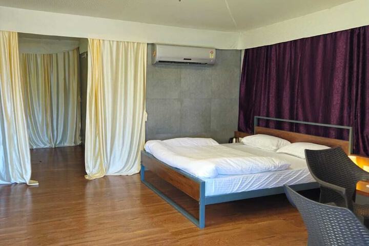 Room 7 of 33