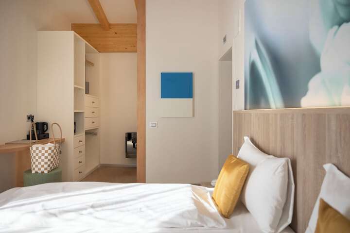 Room 9 of 62
