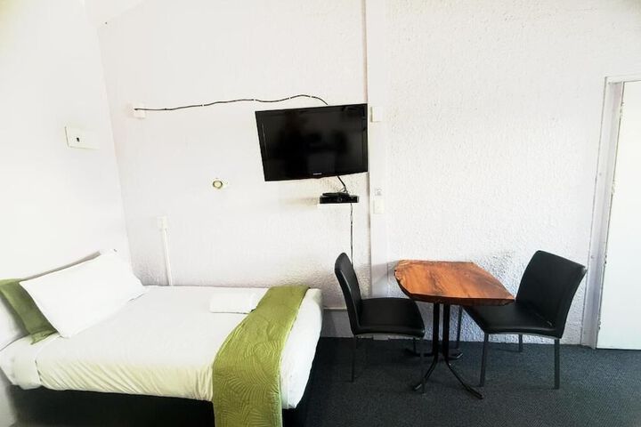 Room 5 of 84