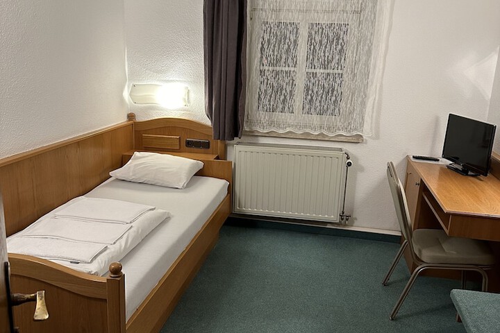 Room 6 of 13