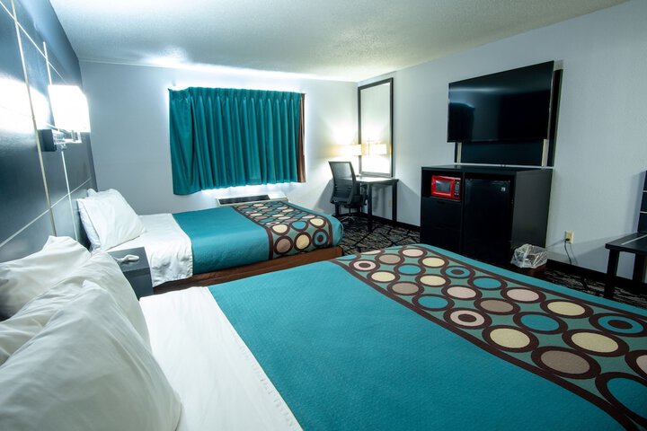 2 Queen Beds (5 of 10)