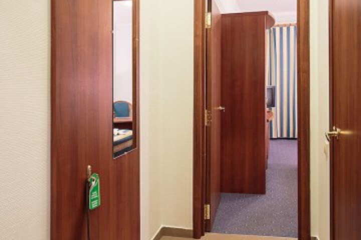 Room 42 of 111