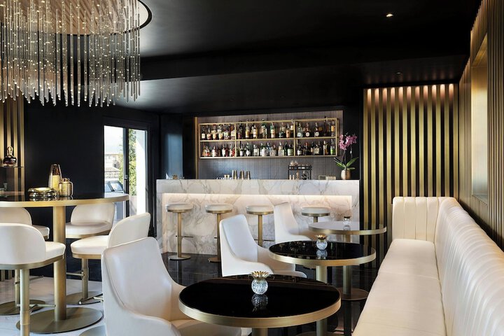 Lounge 44 of 58