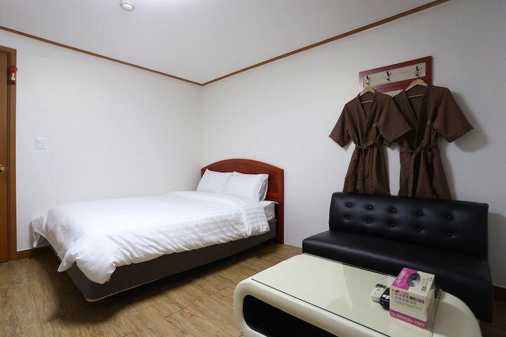 Room 8 of 28