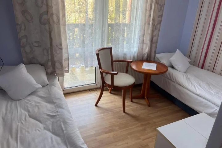Room 4 of 16