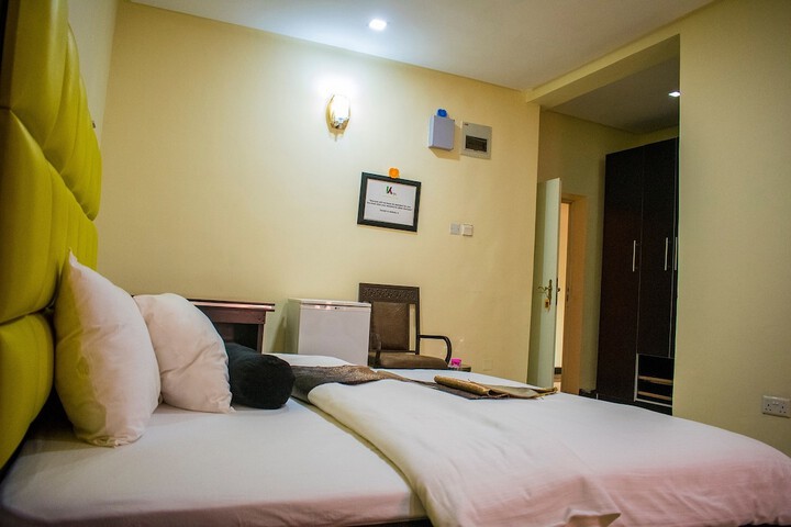 Room 28 of 32