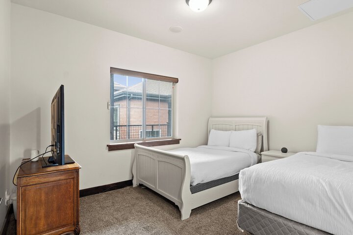 Room 34 of 142
