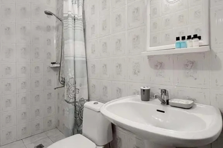 Room 6 of 10