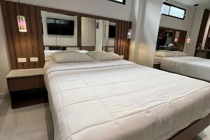 Room 5 of 8