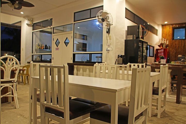 Dining 21 of 32