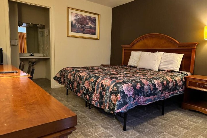 Room 12 of 28