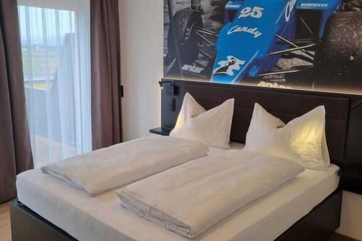 Room 4 of 16