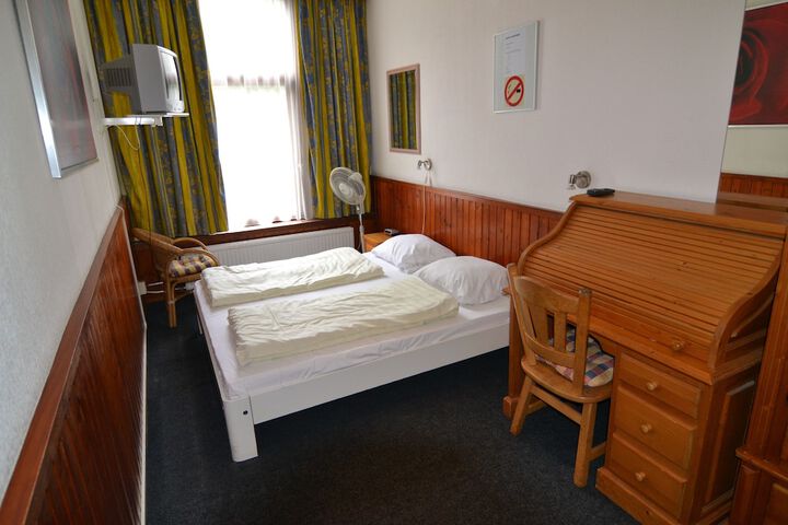 Room 4 of 42