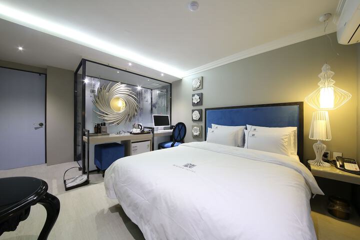 Room 5 of 70