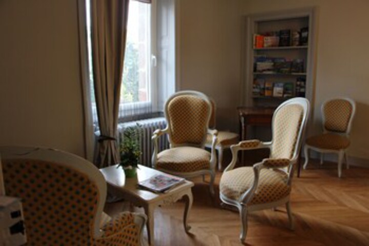 Lounge 8 of 17