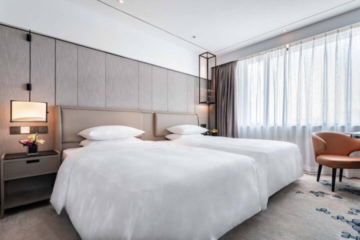 Room 5 of 82