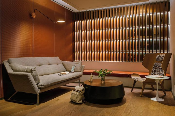 Lounge 101 of 104