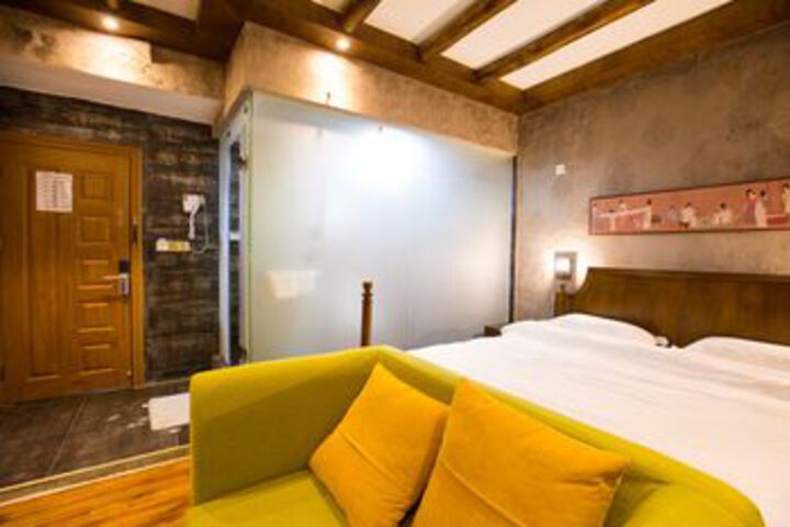 Room 6 of 30
