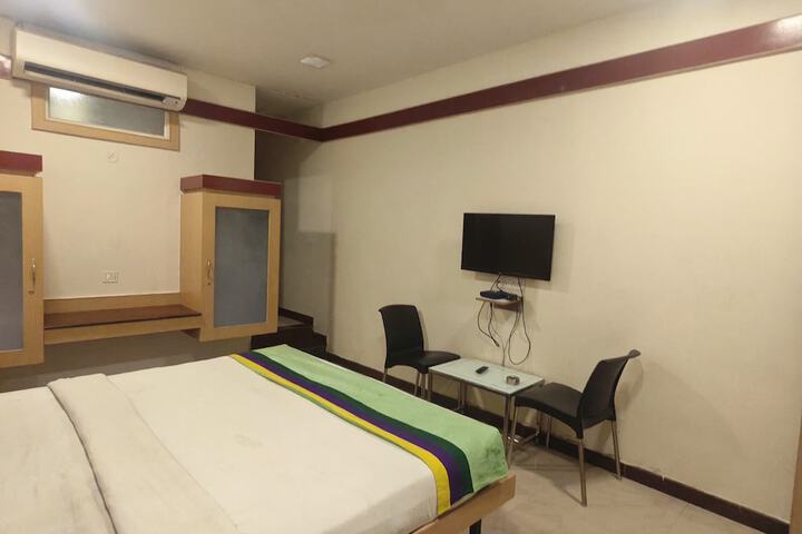 Room 5 of 17