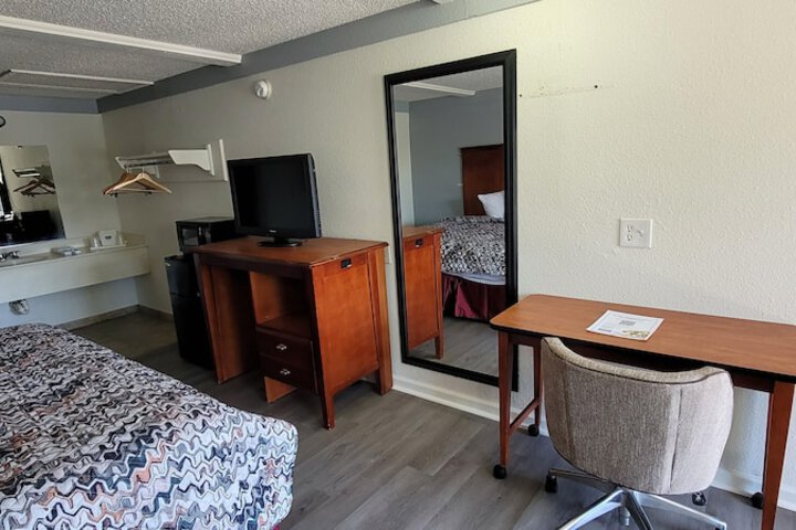 1 King Bed (2 of 16)