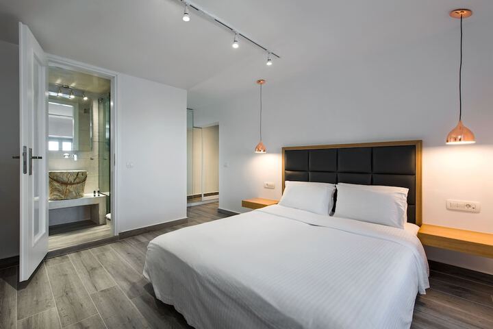 Room 33 of 76