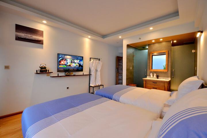 Room 33 of 48