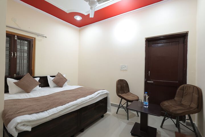 Room 8 of 83
