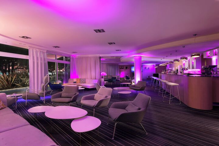 Lounge 136 of 212