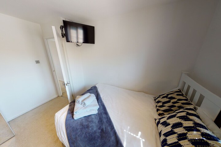 Room 5 of 16