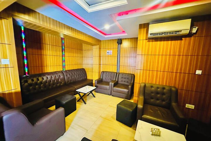 Lounge 26 of 51