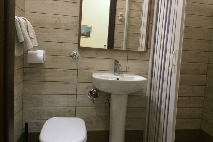 Room 8 of 12
