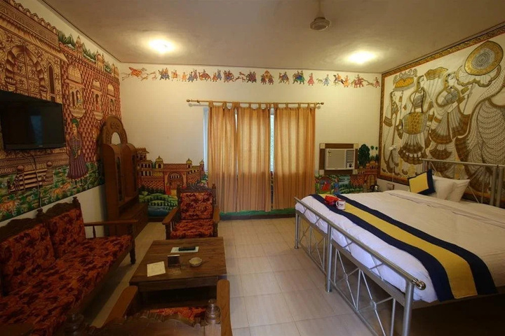 Room 4 of 8