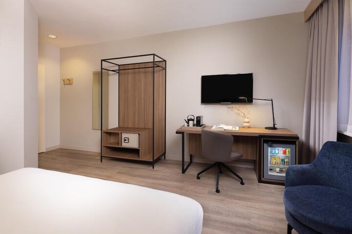 Room 32 of 52