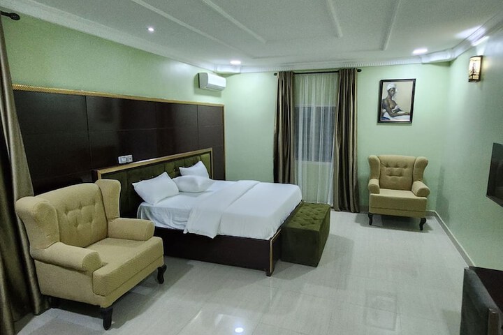 Room 4 of 24