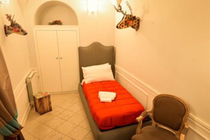 Room 8 of 10