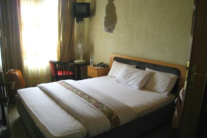 Room 9 of 39