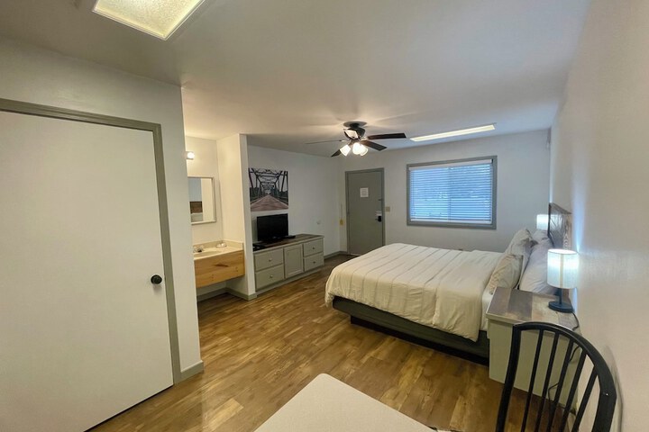 Signature Room 1 King Bed (1 of 5)