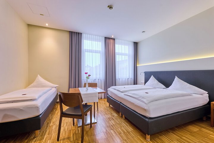 Room 7 of 33