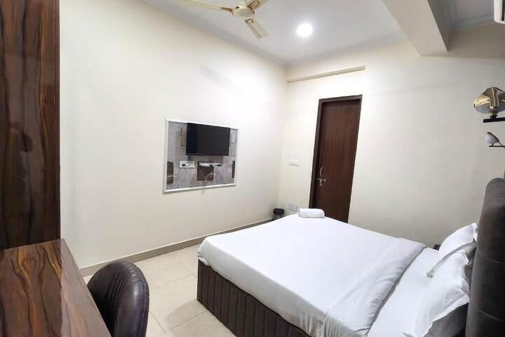 Room 12 of 34