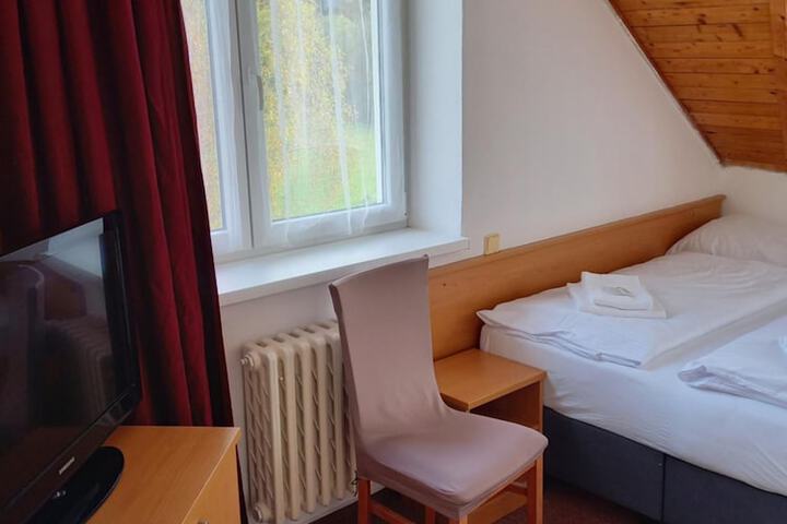 Room 7 of 28